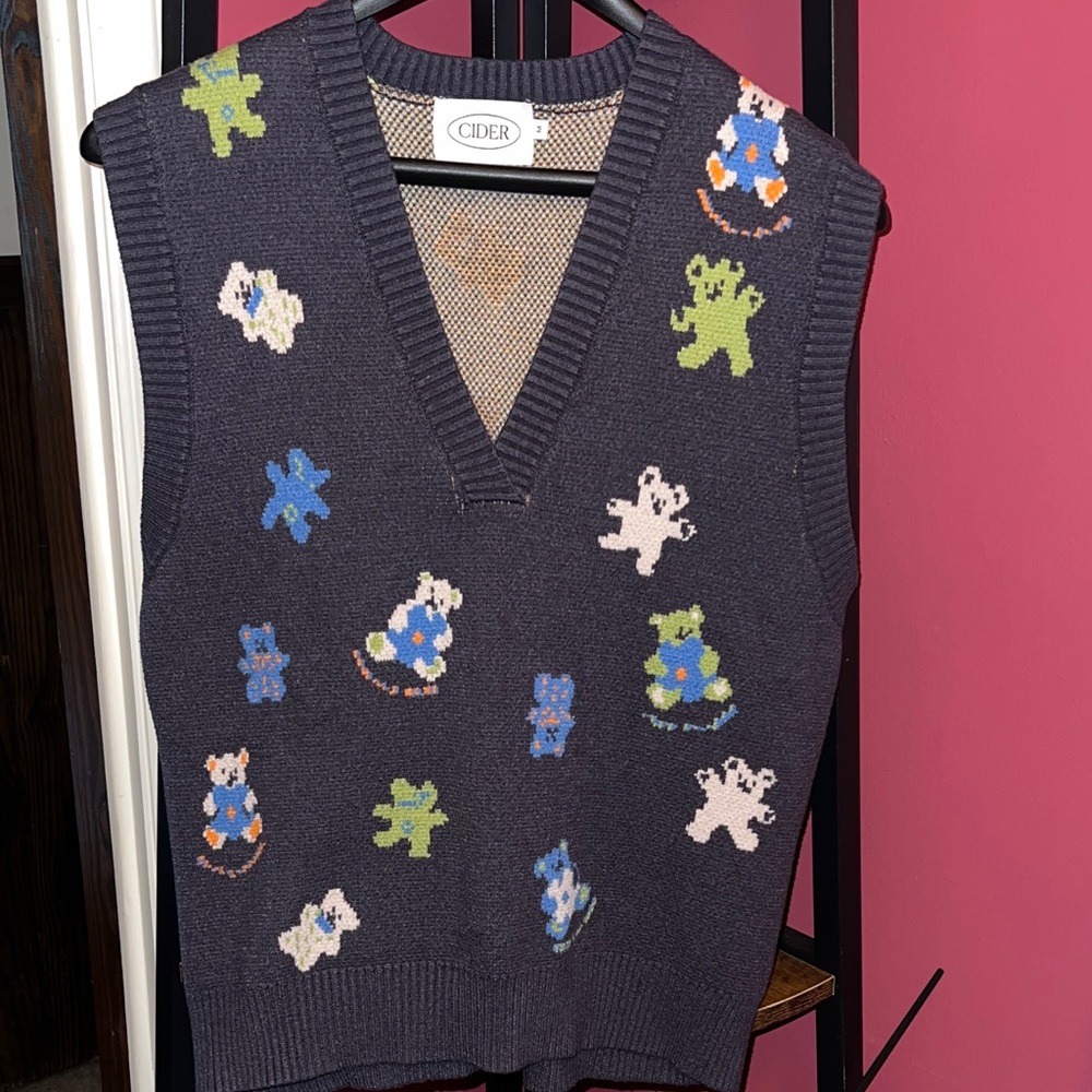 Cider V-Neck Sweater Vest with Multicolor Bear Motifs